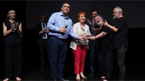 Büyükşehir Belediyesi Sanatın ve Sanatçının Yanında Olmaya Devam Ediyor