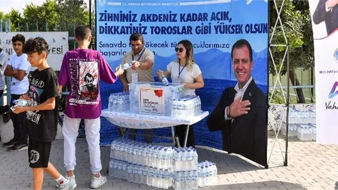 Mersin Büyükşehir, Lgs’ye Giren Öğrencilere ve Ailelerine Su İkramında Bulundu