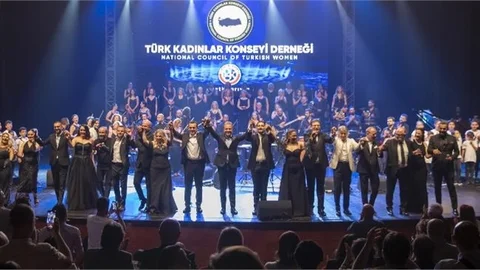 Seçer, ‘memleketim’ Şarkısında Orkestrayı Yönetti