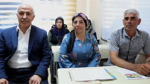 Akdeniz Belediye Başkanı Gültak, Yıllar Sonra Okuma-yazmayı Öğrenen Çifti Sınıflarında Ziyaret Etti