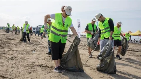 Büyükşehir’le Sahiller Hem Temizleniyor Hem Güzelleşiyor