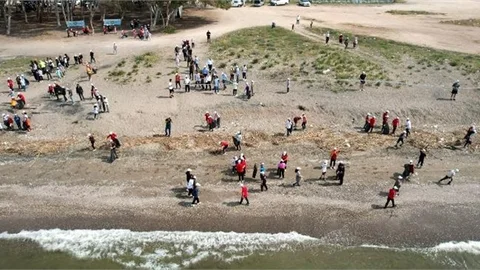 Yüzlerce Öğrenci ve Gönüllünün de Katıldığı Etkinlikte, Sahilden Tonlarca Çöp ve Atık Toplandı
