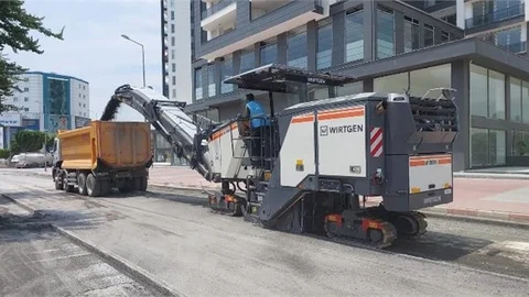 Mersin Büyükşehir Ekipleri Tarsus’ta Şht. İsmet Akın Caddesinde Yenileme Çalışması Başlattı