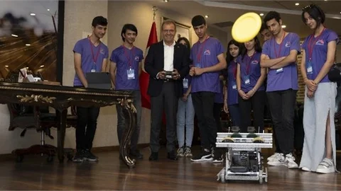 Başkan Seçer, Büyükşehir’in Başarılı Robotıcs Takımı İle Bir Araya Geldi