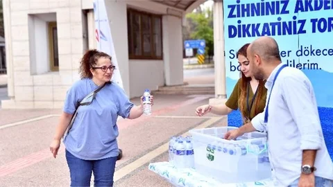 Mersin Büyükşehir, Yks’ye Giren Öğrencilere ve Ailelerine Su İkramında Bulundu