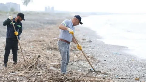 İş Makineleri Desteğiyle Tonlarca Çöp ve Atık Toplanıp Bölgeden Çıkarıldı