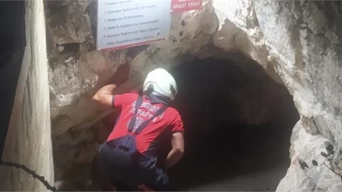 Ağaç Devrildi, 3 Kişi Mağarada Mahsur Kaldı