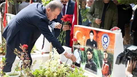 Başkan Seçer, Bayram Arifesinde Şehitlik Ziyaretinde Bulundu
