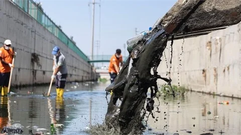 Büyükşehir Ekipleri Sorumluluk Alanında Olmayan Dereleri de Temizliyor