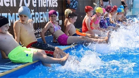 Akdeniz Belediyesi’nin Yaz Okulu Kapsamında Verdiği Ücretsiz Yüzme Kursları Başladı