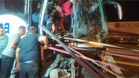 Yolcu Otobüsü ve Kamyon Çarpıştı, Yaralılar Var