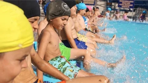 Çocuklar Ücretsiz Yüzme Kursuyla Serinliyor