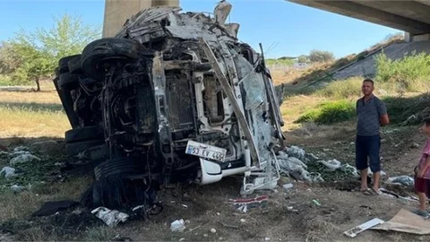 Lastiği Patlayan Kamyonet Viyadükten Düştü