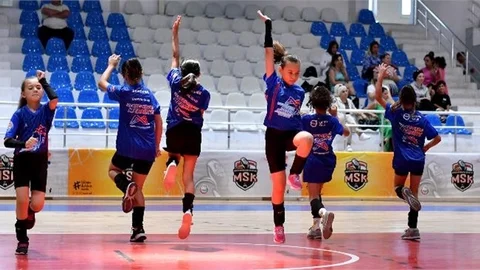Mersin Büyükşehir’in Voleybol Kursu Yaz Döneminde de Devam Ediyor