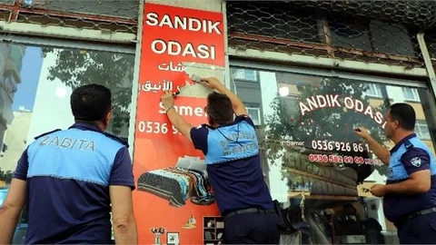Akdeniz’de Arapça Yazılı Tabela, Flama ve Reklam Materyalleri Kaldırılıyor