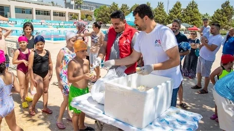 Çocuklar Önce Havuzda Suyla Sonra Limonlu Dondurmayla Serinledi