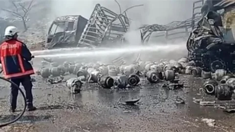 Tüp Yüklü Kamyon Kaza Yaptı