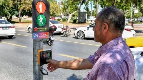 Mersin Büyükşehir’den ‘butonlu Yaya Geçidi Sinyalizasyon Sistemi’