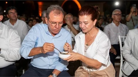 Başkan Seçer ve Meral Seçer, Cemevi'ndeki Aşure Etkinliği'ne Katıldı