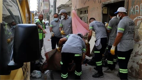 Sahibinin Yaşamını Yitirdiği Evden Tonlarca Çöp Çıkarıldı