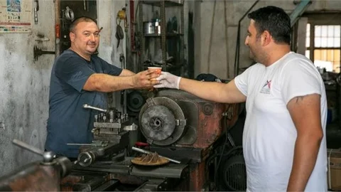 Sıcaktan Bunalan Emekçiler, Büyükşehir’in Buz Gibi Limonatasıyla Serinledi