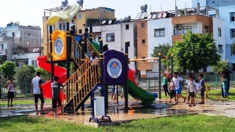 Yeni Oyun Gruplarını Gören Minikler Parka Akın Etti