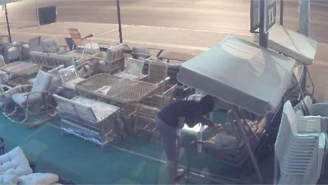 Salıncakta Uyuya Kalan Bekçinin Telefonu Çalındı