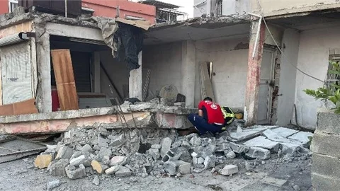 Mersin Tarsus'ta Eski Yapı Evin Duvarı Çöktü, 1 Çocuk Yaralandı