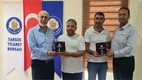 Tarsus Ticaret Borsası Meclisi Yaş Meyve Sebze İhracatçısı Meclis Üyelerine Plaket Verdi.