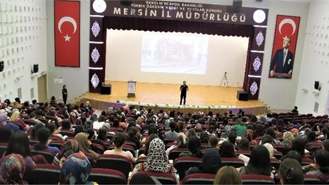 Mersin Emniyet Müdürlüğü, Kyk Kız Yurdundaki Öğrencilere Terörle Mücadele Konferansı Düzenledi