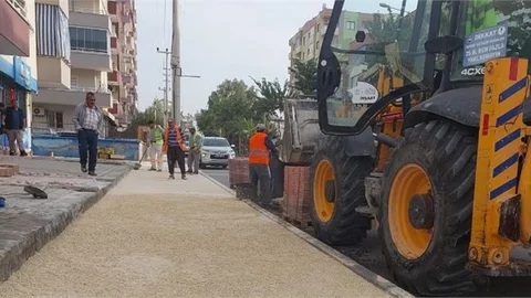 Büyükşehir Ekipleri, Tarsus’ta Kaldırım Yenileme Çalışmalarını Sürdürüyor