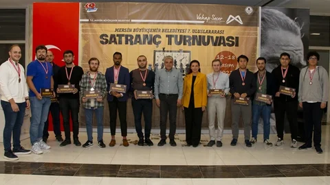 7. Uluslararası Satranç Turnuvası’nda Sporculara Ödülleri Verildi