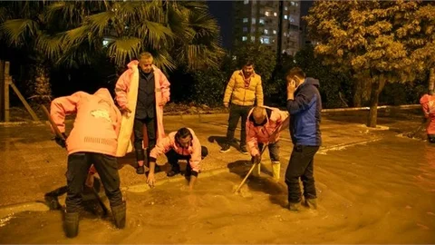 Büyükşehir ve MESKİ Ekipleri Sayesinde, Sağanak Yağış Felakete Dönüşmedi