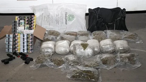 Tır'da Gizli Bölmelerde Uyuşturucu Operasyonu: 15 Kilo Esrar Ele Geçirildi