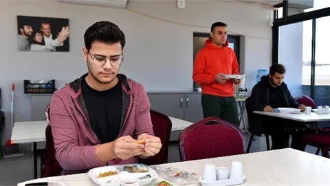 Büyükşehir’den Hem Öğrencilere Hem De Ailelerine Destek