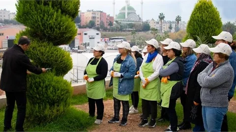 Kadınlar, Süs Bitkilerini Budamayı Öğreniyor
