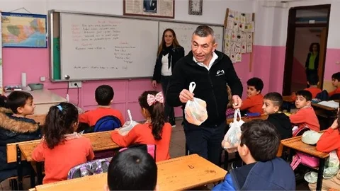 Çocuklar C Vitamini İhtiyacını Büyükşehir İle Karşılıyor