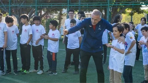 Minikbüs İle Öğrenciler Hem Geziyor Hem Öğreniyor