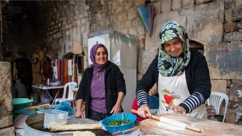 Tarihi Taşhan, Mutlu Üretici Kadınlar Sayesinde Cazibe Merkezi Haline Geldi