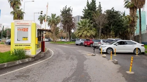 Vatandaşlar, Büyükşehir Sayesinde Araçlarını Güvenle Park Ediyor
