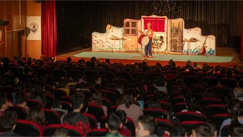 Çocuklar, Mersin Büyükşehir Sayesinde Tiyatro İzlemenin Tadını Çıkarıyor