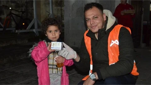 Mersin Büyükşehir 35 Farklı Noktada 15 Bin Kandil Simidi Dağıttı