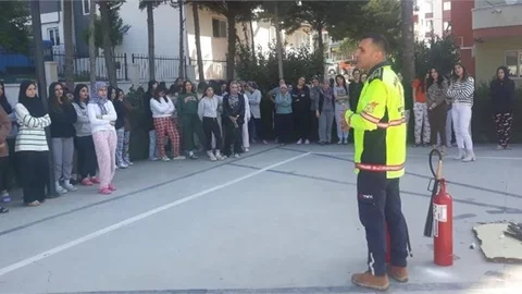 Mersin Büyükşehir İtfaiyesi Okullarda Bilgilendirme Çalışması Yaptı