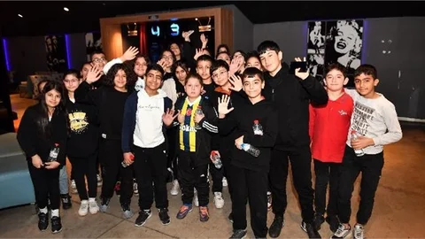 ‘Minikbüs’ Dolaşıyor Öğrenciler Eğleniyor