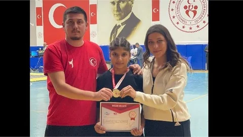 Kır Çiçekleri Gelecek İçin Umut Vermeye Devam Ediyor