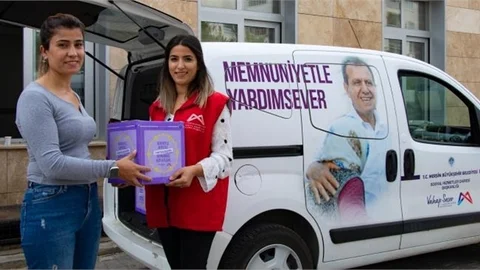 Başkan Seçer Hediye Dağıttı