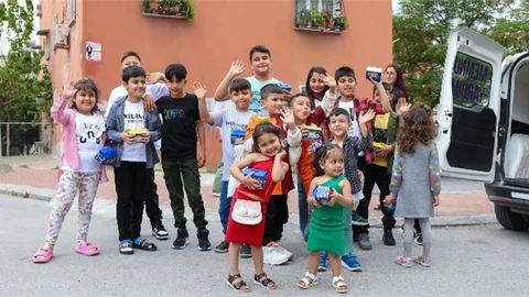 Mersin’in Her Sokağında Çocuklara Büyükşehir’den Hediye
