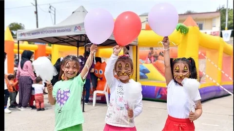 Mersin’de Çocuklar Şişme Oyun Gruplarında Zıpladılar, Dans Edip Eğlendiler