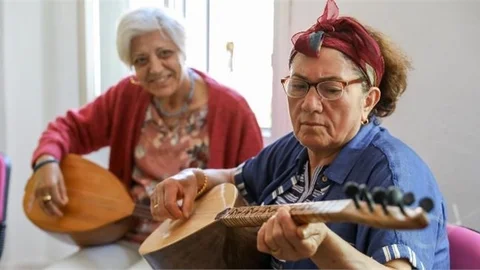 Tömük Kadın Ve Çocuk Atölyesi’nde Kadın Ve Çocuklara Bağlama Kursu Verilmeye Başlandı