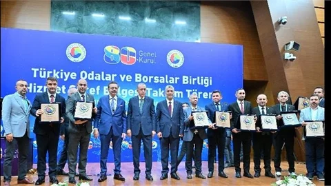 TTB Genel Sekreterine, Hizmet Şeref Belgesi Takdim Edildi